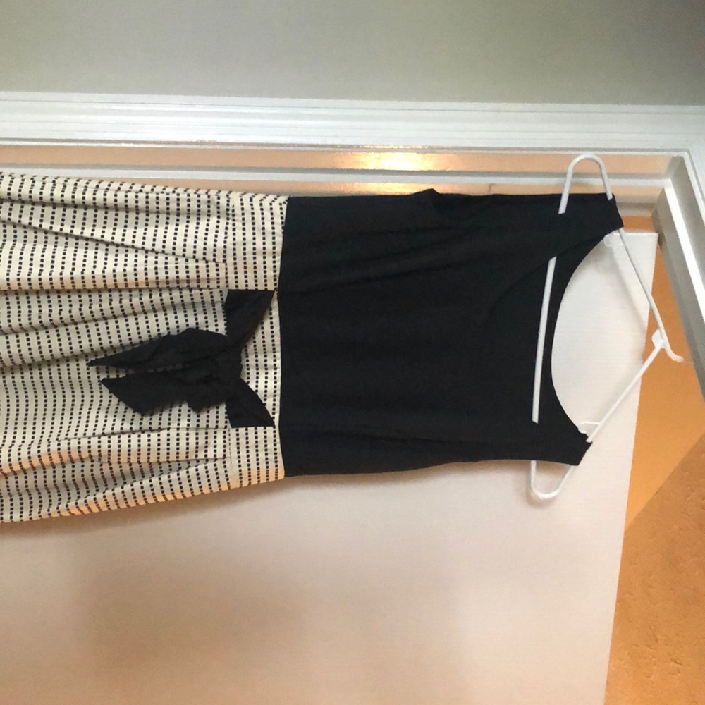 Sz 4 The limited dress. Cute bow detail at waist
